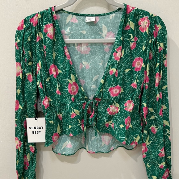 Aritzia Sunday Best New Cropped Tie-Front Blouse in Peacock Green/Hot Pink - Picture 2 of 3